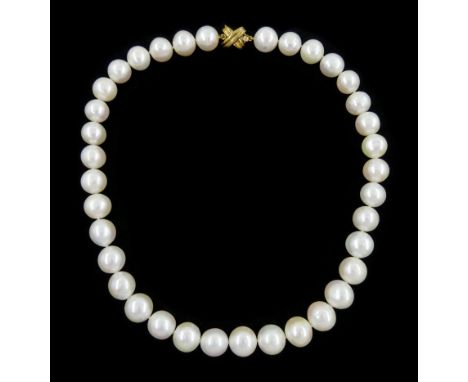 Single strand white / pink pearl necklace, with 9ct gold claspCondition Report:Length = 43cm, very good condition, max pearl 