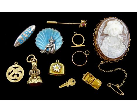 Gold jewellery including safari jeep, stone set ivy leaf, agate squirrel intaglio fob, key charm, cameo, ring and bell, silve