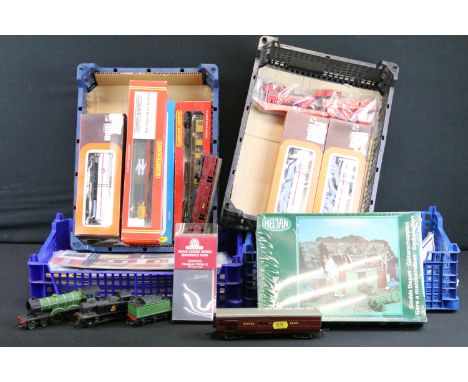 Quantity of OO gauge model railway to include 2 x locomotives (Hornby R150 LNER 8509 &amp; Triang R52 0-6-0 47606). 17 x card