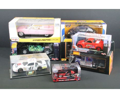 Collection of eight boxed and cased diecast models to include Maisto 1/18 scale Marvel Hulk Hummer H2 SUV, Maisto 1/18 scale 