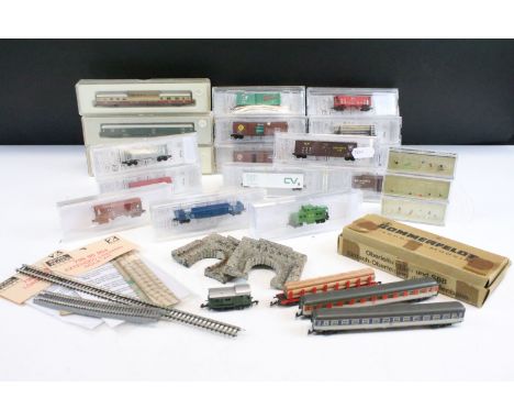 Collection of Z gauge model railway to include Marklin 8810 Blue Comet 4-6-2 locomotive New Jersey Central, 14 x cased Micro 