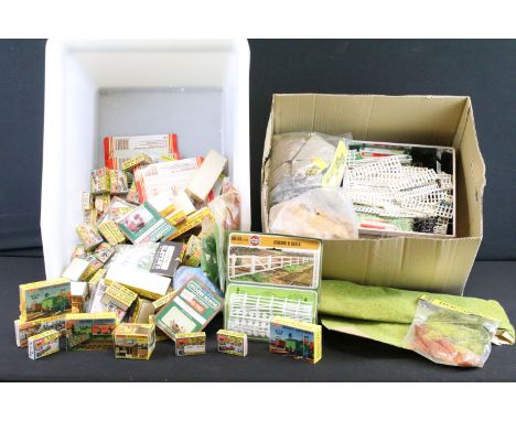 Collection of boxed OO / HO gauge trackside model railway accessories and figures to include Merit, Airfix, Riko and Hornby p
