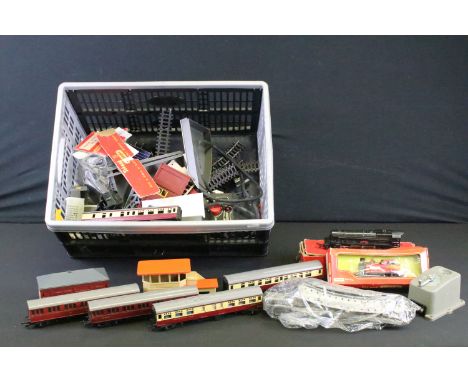 Quantity of OO gauge model railway, mainly Triang to include boxed R59 Tank Loco in black livery, boxed R355R 0-4-0 Industria