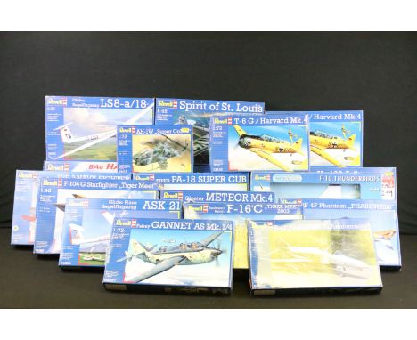 18 Boxed &amp; unbuilt Revell plastic aircraft model kits, 1/32 to 1/72 scale, to include 04594 1/48 F-16 Thunderbirds, 04397