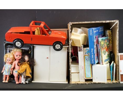 Collection of various unboxed Sindy related items to include Sindy's Range Rover, 2 x Wooden wardrobes with hangers and draw 