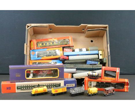 Quantity of OO / HO gauge model railway to include boxed Piko 5/6329/000 locomotive, boxed Schicht Doppelstockzug-Mittelteil,