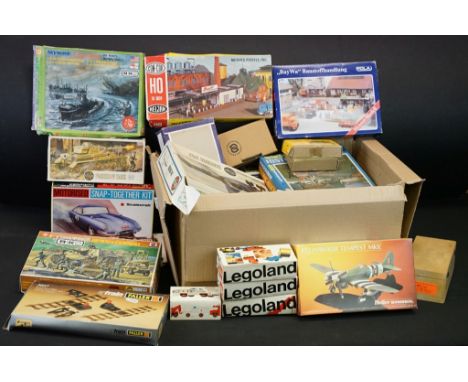 Collection of 19 boxed plastic model kits to include 5 x Airfix examples featuring Panzer IV Tank, BOAC Boeing 747, North Afr