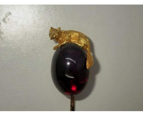 Yellow gold (unmarked) tiepin, the head in the form of a fox over a large cabochon of amethyst, overall L: 80 mm, 7.6g. UK P&