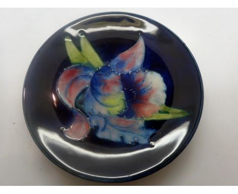 Moorcroft dish in the Blue Orchid pattern, no chips or cracks, D: 11 cm. UK P&amp;P Group 1 (£16+VAT for the first lot and £2