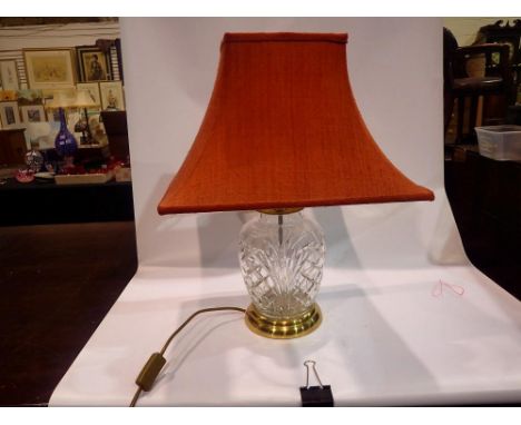 Crystal based table lamp with brass mounts and shade, H: 59 cm, without shade H: 35 cm, no cracks/scuffs to base, slight disc