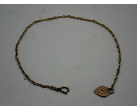 9ct gold fine link bracelet with 9ct gold padlock charm, L: 18 cm, 0.6g. UK P&amp;P Group 0 (£6+VAT for the first lot and £1+
