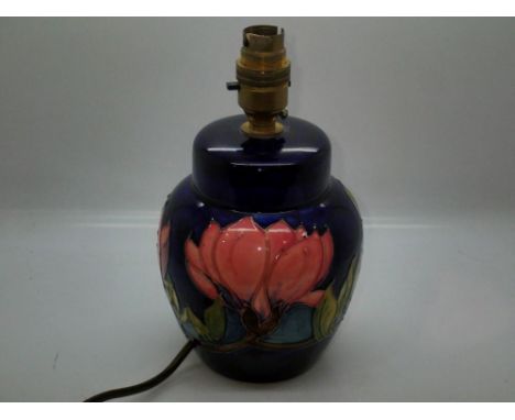 Moorcroft lamp in the Magnolia pattern, no chips or cracks, H: 22 cm. All electrical items in this lot have been PAT tested f