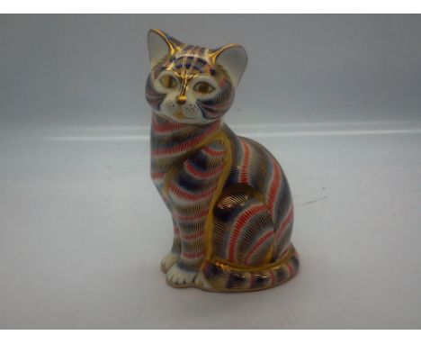 Royal Crown Derby seated cat paperweight with gold stopper, no cracks or chips, H: 13 cm. UK P&amp;P Group 1 (£16+VAT for the