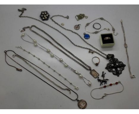 Mixed costume jewellery, including silver. UK P&amp;P Group 2 (£20+VAT for the first lot and £4+VAT for subsequent lots) 