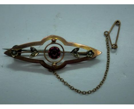 9ct gold brooch set with amethyst and seed pearl with safety chain, L: 41 mm, 2.5g. UK P&amp;P Group 0 (£6+VAT for the first 
