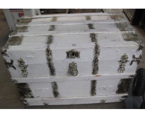 Vintage wooden trunk with carrying handles and metal mounts. (B.P. 24% incl. VAT)