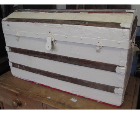 Vintage painted dome top trunk with wooden and metal mounts. (B.P. 24% incl. VAT)