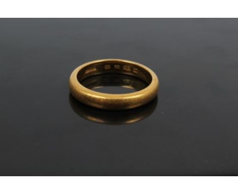 Large gold (22ct) wedding ring (London 1930).  Ring size V  CONDITION REPORT No damage or repairs but general surface scratch