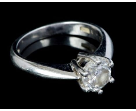 Diamond single stone ring with a brilliant cut diamond estimated to weigh approximately 1.00 carats, in six claw setting on p