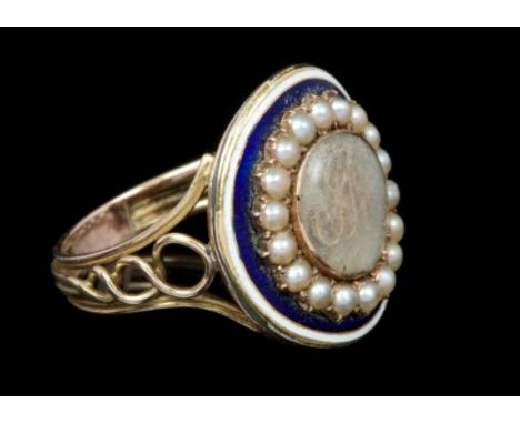 George III mourning ring with a circular bezel with glazed compartment of plaited hair and initials - J. M., surrounded by a 