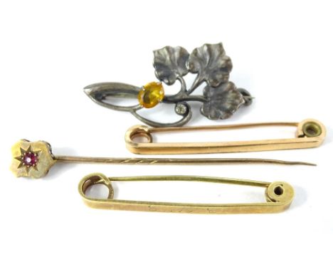 Four brooches and stick pins, to include a silver leaf brooch, 3.5cm wide, a stick pin set with garnet, yellow metal, unmarke