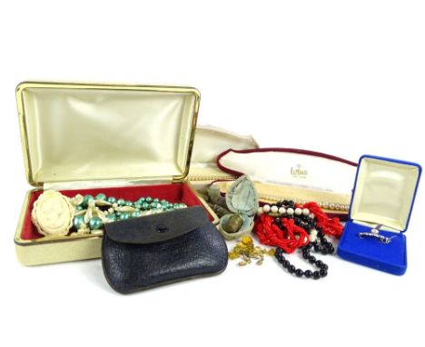 Various modern costume jewellery and effects, to include silver plated thimbles, bar brooches, beaded necklaces, faux pearl n