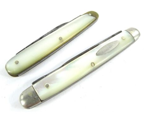 Two similar late 19th/early 20thC mother of pearl and silver plated fruit knives, each with a steel blade.