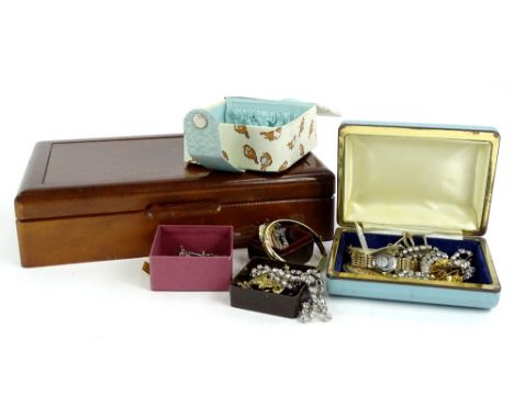 A wooden jewellery box and contents, to include a gold plated bangle, commemorative Silver Jubilee silver pendant, costume je