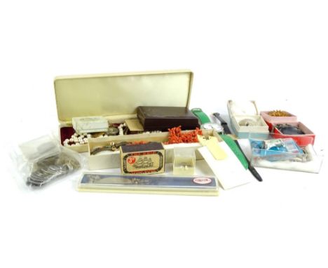 A quantity of jewellery and effects, to include a silver plated identity bracelet, loose coinage, silver gilt filigree star b