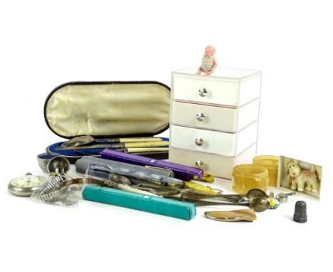 Miscellaneous jewellery and effects, to include silver thimble, small wooden trinket box, silver plated egg, souvenir spoons,