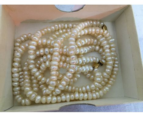 A gold clasped pearl necklace and bracelet