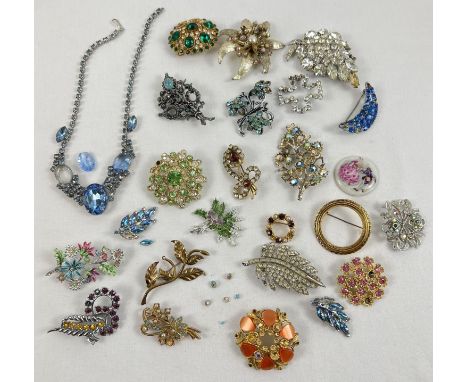 A large collection of vintage stone set brooches for repair or jewellery making. In varying sizes and designs to include flor