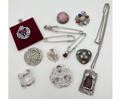 A collection of vintage Scottish and Celtic style costume jewellery to include stone set examples. Lot includes: pin back bro