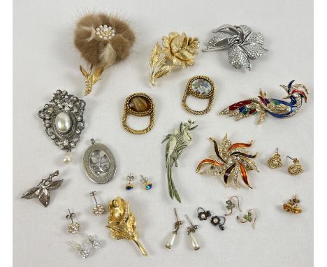 A collection of vintage brooches and and costume jewellery earrings. To include stone set and faux pearl. Varying designs, to