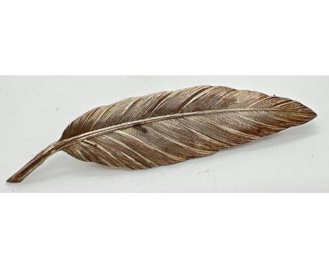 A vintage silver brooch in the shape of a feather. Complete with safety chain. Marked Silver to back. Approx. 9.5cm long. Tot