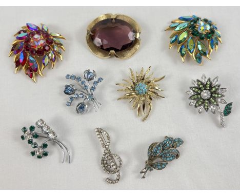 A collection of 9 Stone set vintage brooches in varying sizes and designs to include examples by Sphinx. Largest approx. 5.5c