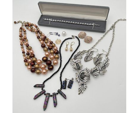 A collection of vintage and modern costume jewellery to include matching necklaces and earrings. Together with a boxed vintag