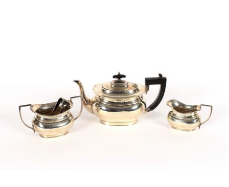 A George V silver three piece tea set, of baluster form, the teapot with blackwood handle and lift, 22ozs. 