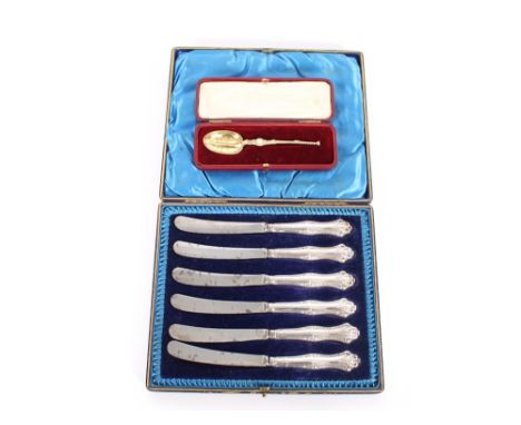 A cased set of six silver handled tea knives; and a cased silver gilt fancy teaspoon