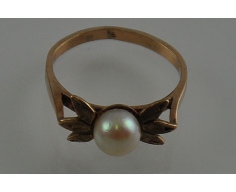 A vintage 9ct pearl ring