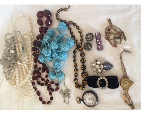Assorted vintage jewellery.