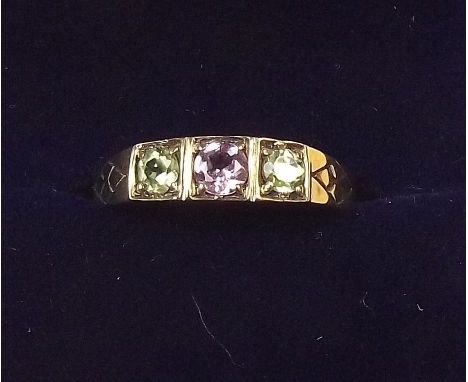 A 9 carat gold peridot and amethyst ring, size M