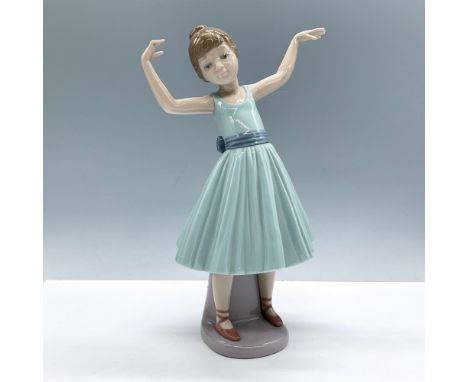 Glossy porcelain. Modeled in blue and red colors. Lladro backstamp. This item has its original box, dimensions: 12.25''L x 7.