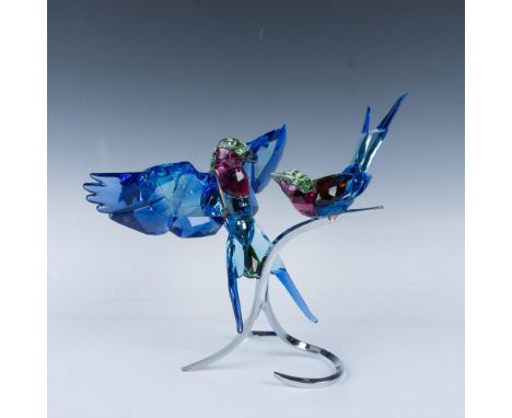 Part of the Paradis Birds collection. A stunningly crafted and elegant vibrant crystal colored birds displaying a gaze of lov