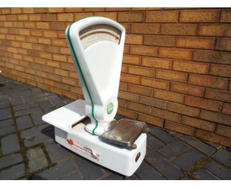 A Set of vintage Avery shop scales - Est £30 - £50