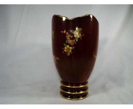 Carlton Ware - a large Rouge Royale vase decorated with depictions of exotic birds, 17.5 cm (high) - Est £25 - £35