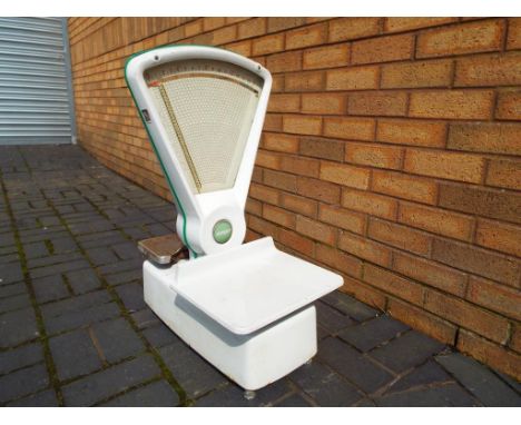 A Set of vintage Avery shop scales - Est £30 - £50