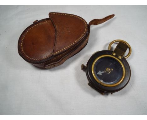 A World War One (WWI) field compass marked Verners patent, serial No. 195551 marked 1917 in leather case. estimate £20 - £40