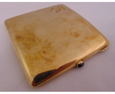 14ct yellow gold cigarette case with cabochon sapphire clasp, stamped 585, approx total weight 118.8g