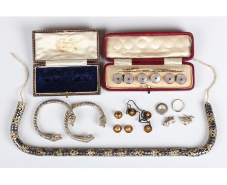 A small group of jewellery, including a pair of Edwardian 9ct gold dress studs with engraved decoration, Birmingham 1905, ano